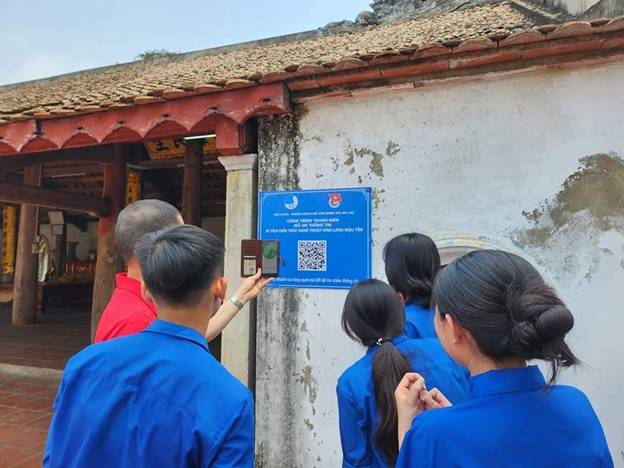 A group of people in blue shirts

Description automatically generated